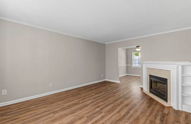 NW Townhome, Wood Like Flooring, FP, Fenced Patio, Community Pool! Gallery 4