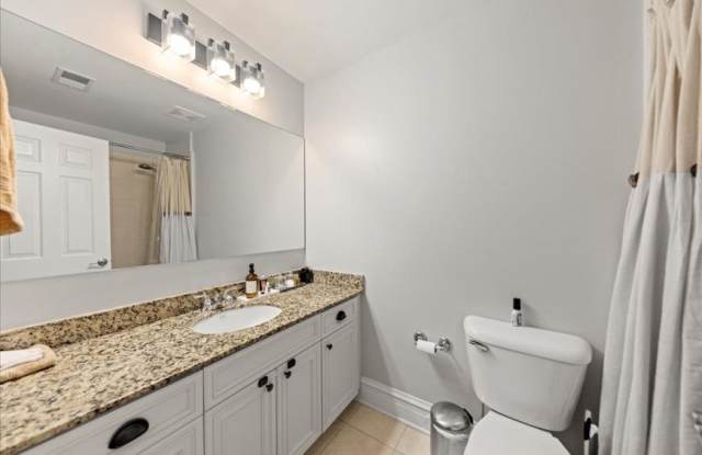 4226 N Ashland Gallery 2