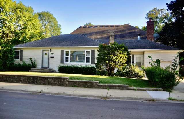 110 W 12th Avenue - 110 West 12th Avenue, Naperville, IL 60563