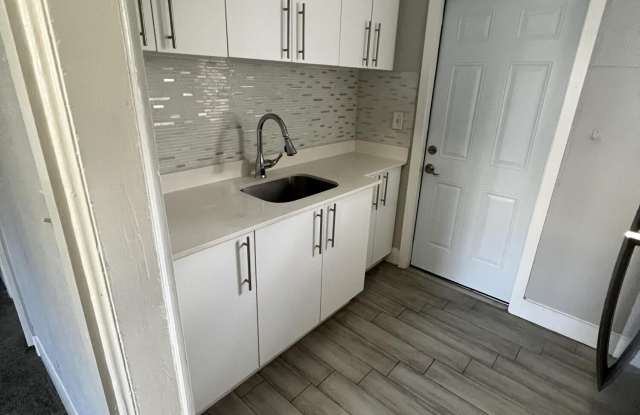 2722 Poinsettia Avenue Gallery 4