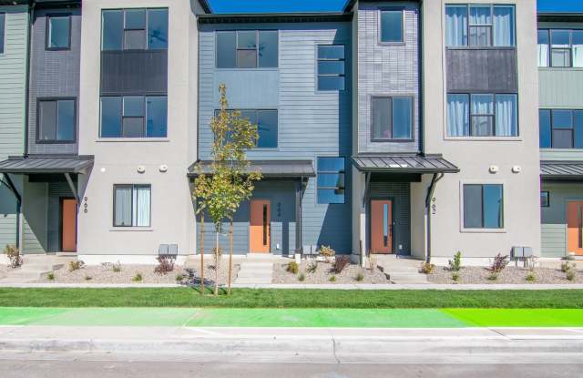 Spacious 3-Story Townhome: Inlcudes 2-Car Garage photos photos