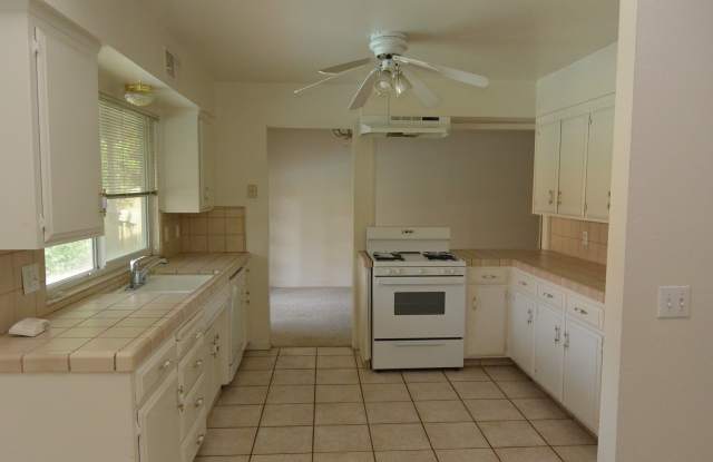 Nice 3 Bed/2 Bath w/POOL + Pool Care & Yard Care Included Located in SW Neighborhood near Schools, Shopping & Parks!  1 year lease Gallery 3