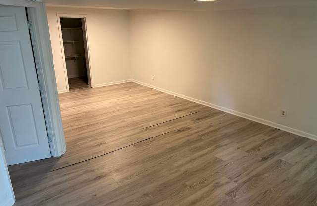 1 Bed 1 Bath Unit in Triplex | Charlotte Park Gallery 1
