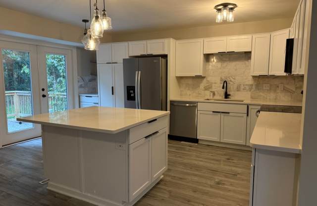 Spacious Living in a Convenient Summerville Location Gallery 4