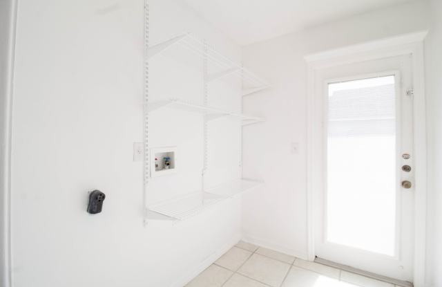 2782  Picadilly Circle Gallery 2
