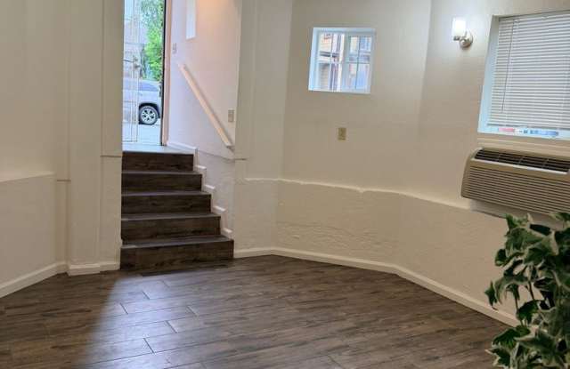 West Oakland 3 Bedroom Flat! Gallery 4