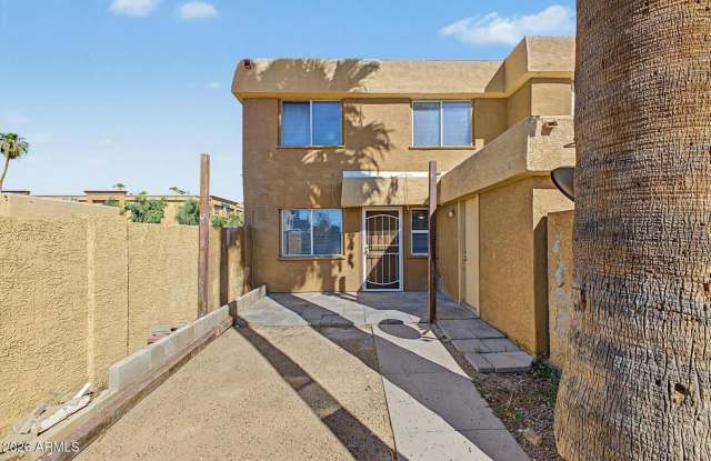 Updated 2 Bed Townhome in Phoenix Gallery 4