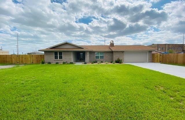 111 5th St - 111 5th Street, Gregory, TX 78359
