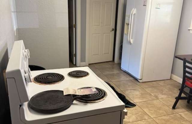 Furnished 3 bedroom 1 bath home Gallery 3