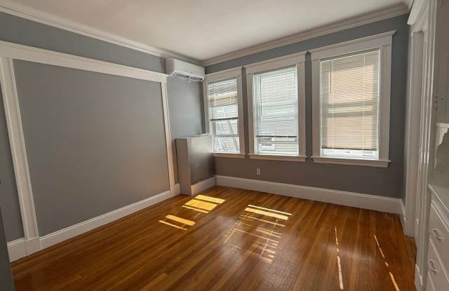 Updated 3 Bed 1 Bath in the Heart of Oak Square Gallery 1