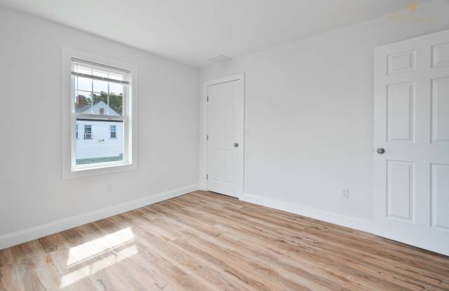 Updated 2 Bedroom Apartment with Laundry & Parking in Cranston, RI Gallery 4