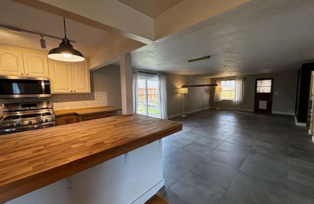 3 Bed, 2 Bath Partially Fenced Corner Lot in Mt Vernon Gallery 4