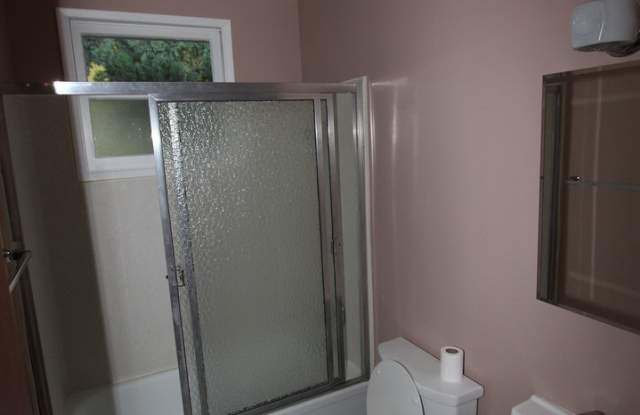 Beautiful 3 Bedroom Near UCR Gallery 3