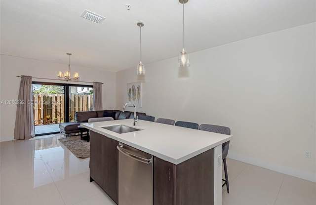 7809 NW 104th Avenue 7, Doral, FL 33178 Gallery 3