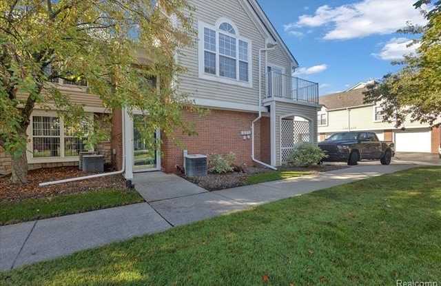 5452 PINE AIRES Drive - 5452 Pine Aires Drive, Sterling Heights, MI 48314