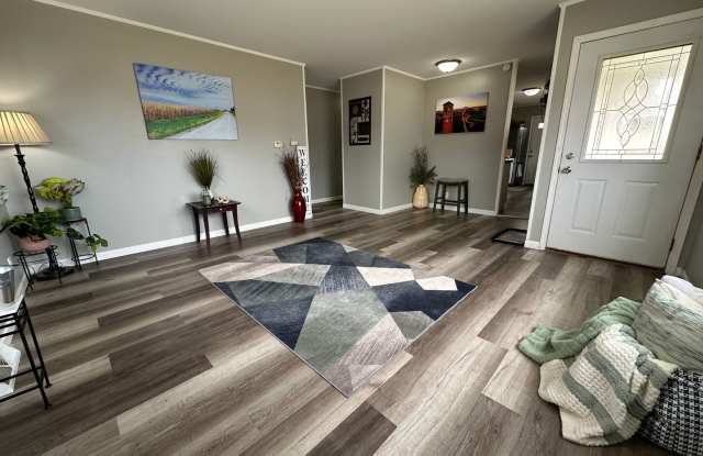 Spacious 2 bed, 1 bath home for rent in NE Waterloo available IMMEDIATELY . photos photos