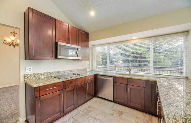 Spacious 5BR House in Englewood Gallery 4