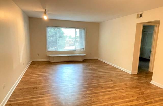 Awesome location walking distance to UNC, 2br w/ updates in Chancellor Square! Gallery 1