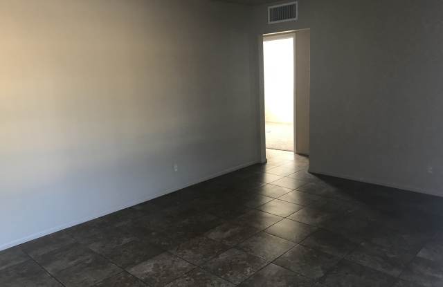 1436 S Kenneth Pl Gallery 4