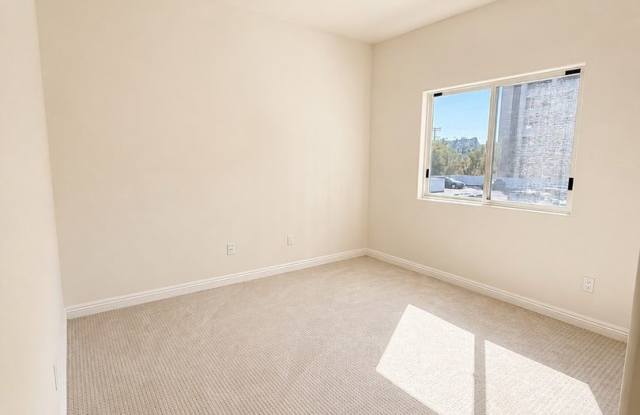 Large 3-bedroom 2.5 bath Condo style living in the heart of Sherman Oaks Gallery 3