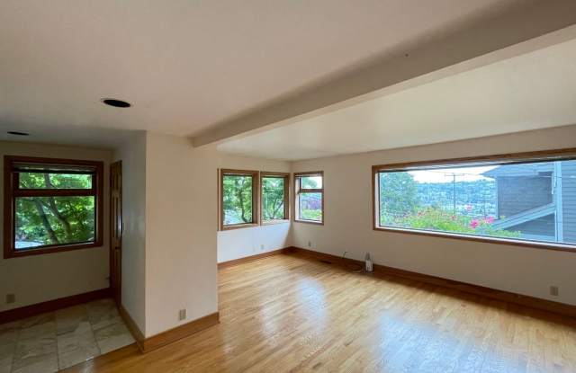 Spacious 5-Bedroom Magnolia Home with Rooftop Deck & Lake Views Gallery 4