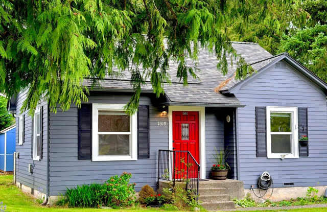 Charming Everett Home with Spacious Backyard, Garage, and Bonus Flex Spaces photos photos
