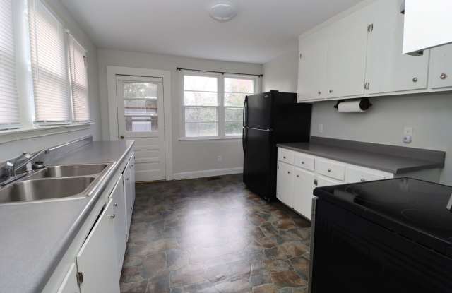 3 Bedroom 2 Bathroom House for Rent - Off Street Parking - Pets accepted! Gallery 4