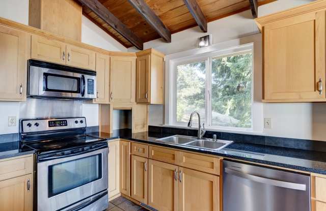 Beautiful 2 bed 2 bath Home in Polnell Shores Gallery 3