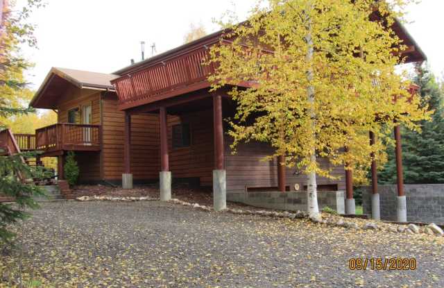 Gorgeous! 4-bedroom house with massive yard, deck, and garage + pet friendly Gallery 1
