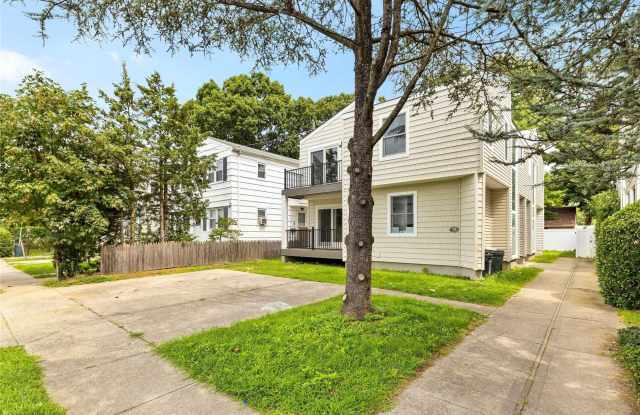 14 Dunwood Road - 14 Dunwood Road, Manorhaven, NY 11050