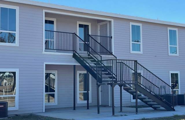 405 W Santa Clara Street - 405 West Santa Clara Street, Hebbronville, TX 78361