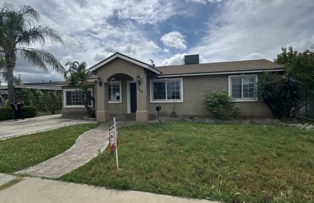 Dinuba Home! SECTION 8 WELCOME! Available Now ! - 786 East North Way, Dinuba, CA 93618