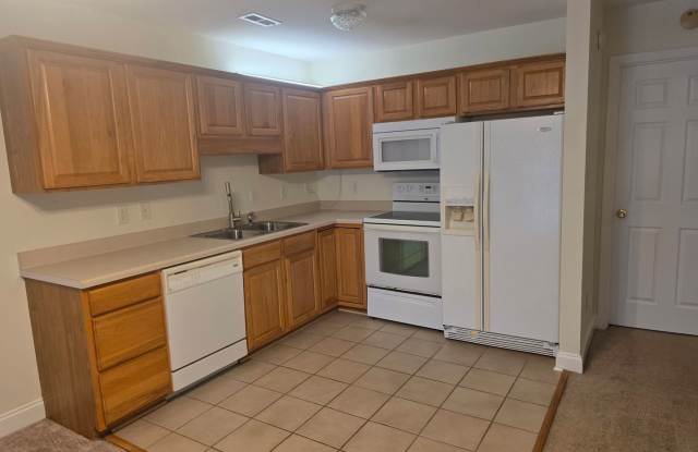 3 Bedroom, 3 Bath Unit. Townhouse with Garage. Gallery 3