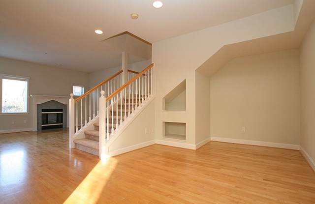 2bd/2.5ba Kirkland Townhome Gallery 3