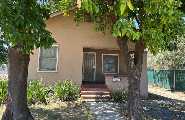 3 bed, 1 bath, backyard photos photos