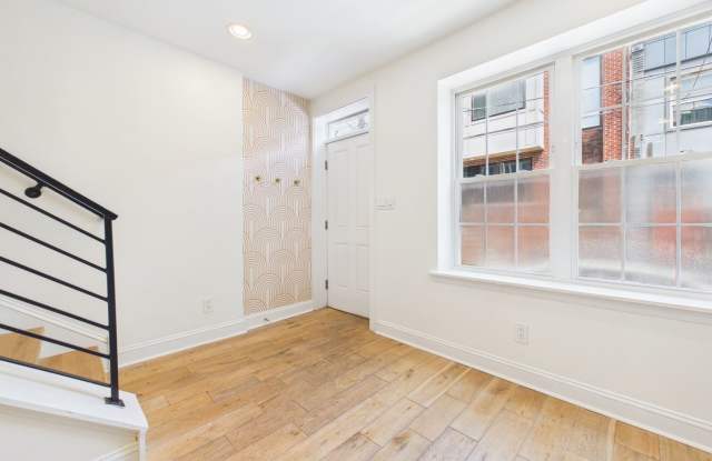 2 bedroom, 2 bathroom house with backyard Gallery 3