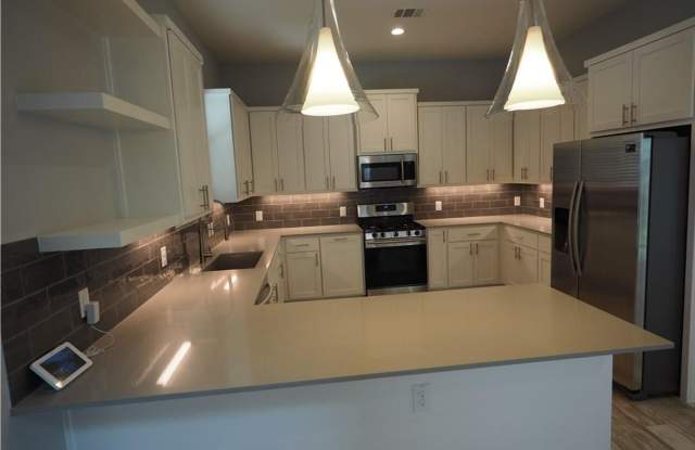 Modern 2 bed/2.5 bath Central Austin Home Gallery 4