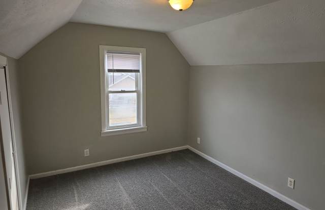 For Rent: Coming Soon! 318 E 9th St. 3 Bedroom 1 bath Spacious Home! Nice Yard! Pet Friendly! Gallery 3