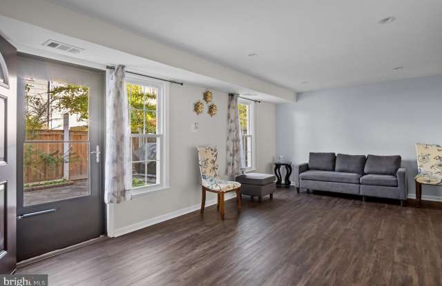 4506 ARENDALE SQUARE Gallery 4