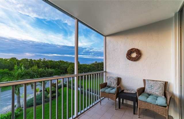 ** STUNNING BEACHSIDE TOWNHOUSE CONDO IN VANDERBILT TOWERS — NAPLES, FL **  LOOKING FOR A LONG-TERM TENANT ** Gallery 3