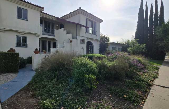 Large Fairfax area Lower Duplex - 1606 South Hayworth Avenue, Los Angeles, CA 90035