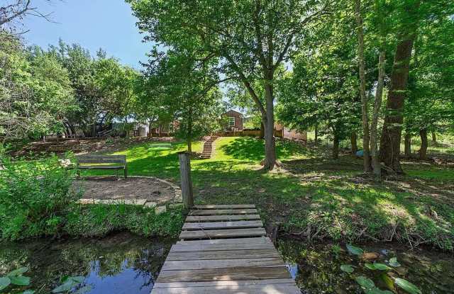 Waterfront Cabin on Turtle Creek Gallery 1