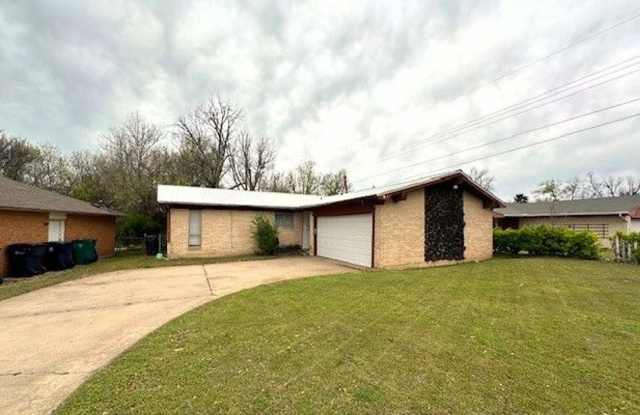 Spacious 3 Bedroom w/ 2 Car Garage photos photos