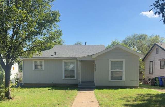 For Lease: 2716 Live Oak | Dean Highland | 2 Bed / 1 Bath Gallery 1