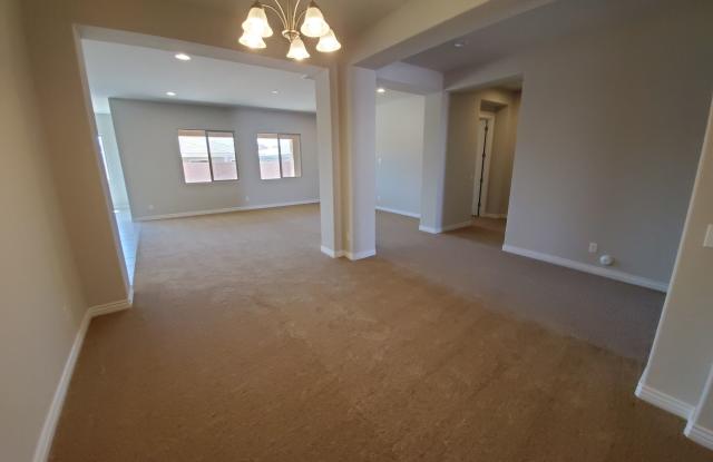 5 Bedroom - Large Newer Build - Great Location Gallery 4
