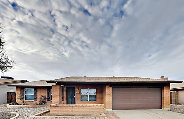 655 W Los Lagos Vista Avenue - 655 West Los Lagos Vista Avenue, Mesa, AZ 85210