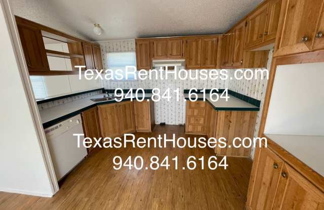 PET FRIENDLY - Pets are welcomed in this 3 bedroom 2 bath home with fenced yard Gallery 4