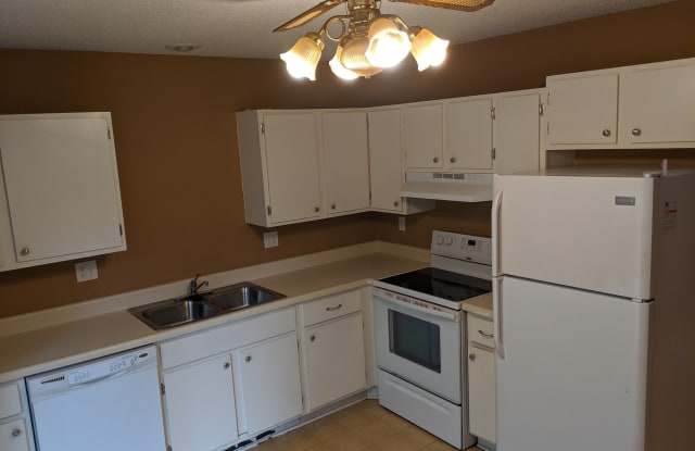 814 Lakeview Dr - 814 Lakeview Drive, Grandview, MO 64030