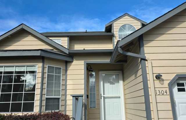 DesMoines home, 3 bed 2.5 bath home with 2 car garage. Available NOW!! Gallery 3