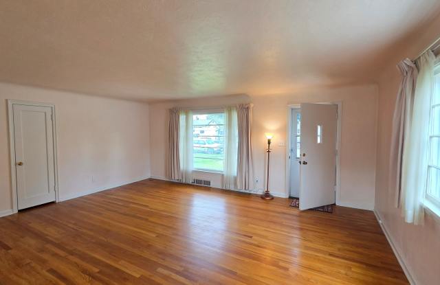 Charming House with Detached Garage Gallery 3